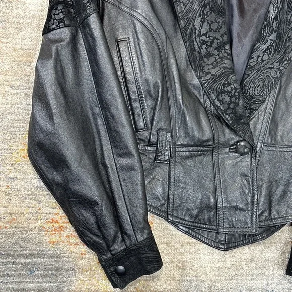 Vintage 80s Cropped Cowhide Leather Jacket Embossed Black Whimsy Goth M - Picture 7 of 16